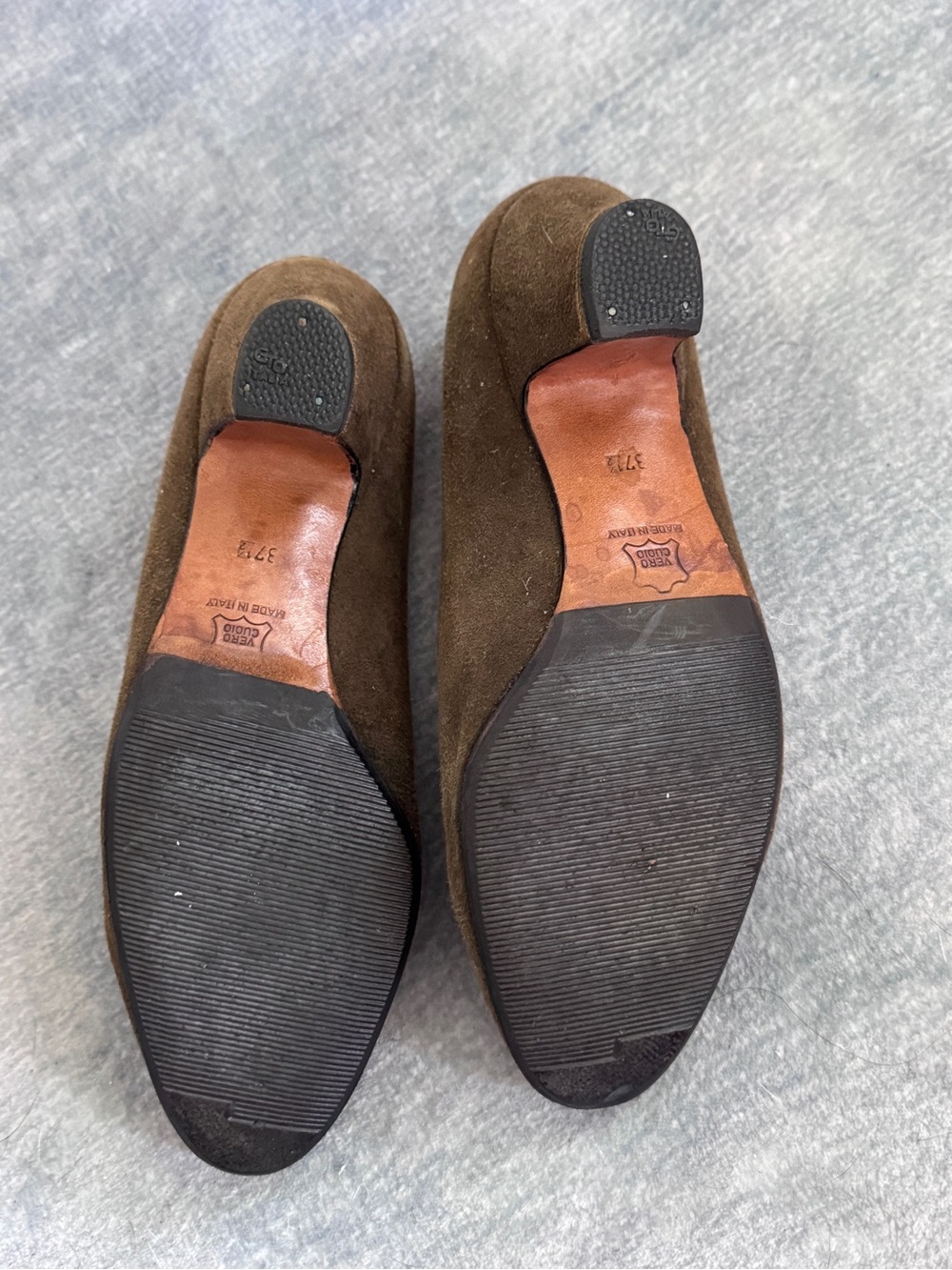 Vintage 80s Suede Kitten Heel Pump Khaki Ungaro Parallèle Paris Fleur-de-Lis 7.5 - Picture 8 of 9